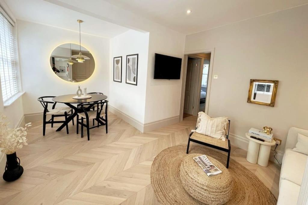 Courtyard Garden, Beautifully Finished Flat - Ba1 Apartment Bath Exterior photo