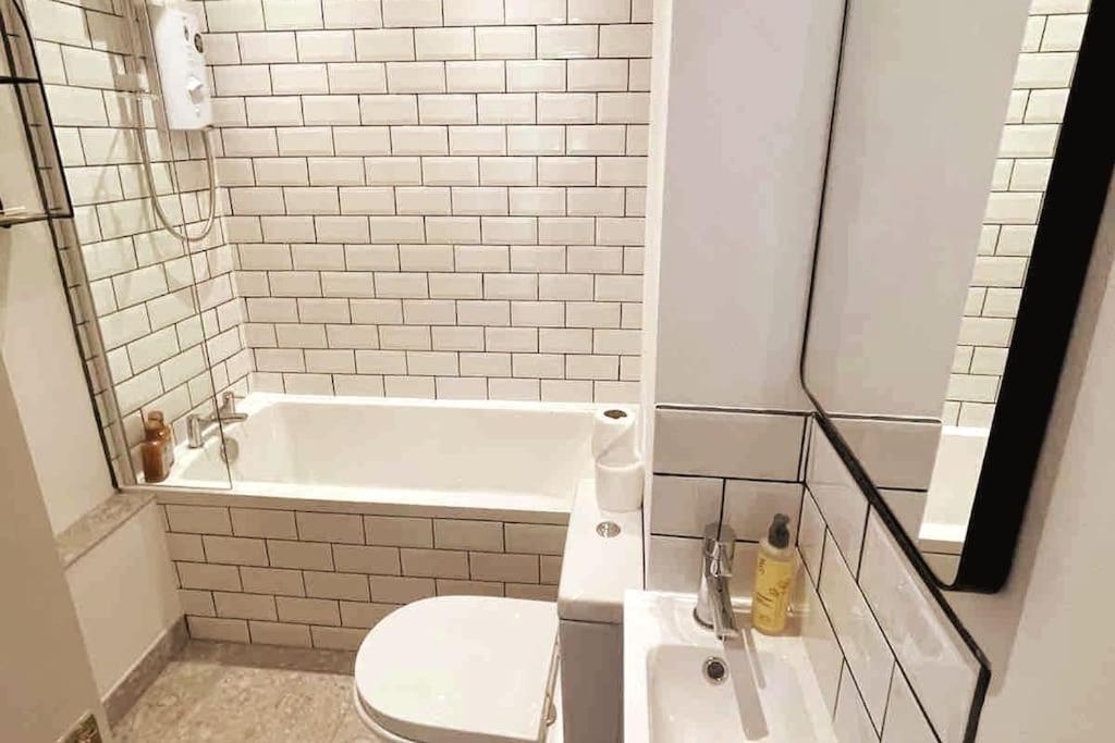 Courtyard Garden, Beautifully Finished Flat - Ba1 Apartment Bath Exterior photo