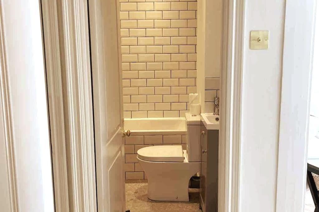 Courtyard Garden, Beautifully Finished Flat - Ba1 Apartment Bath Exterior photo